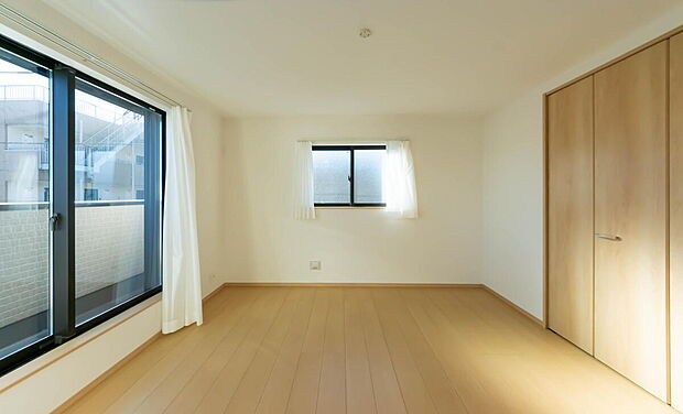 【洋室】☆☆　陽の恵み　☆☆
◎爽やかな陽ざしを感じられる日当たりの良い寝室
◎寝起き爽やか、元気な一日に大切な陽の恵み
