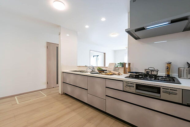 【キッチン】「全体を見渡せる安心感」
家族の会話が弾む奥様に人気の高いオープンカウンターキッチン、料理しながらお子様の様子の確認ができ移動しやすい広いキッチンスペースは奥様にとって安心感の高い住まい
