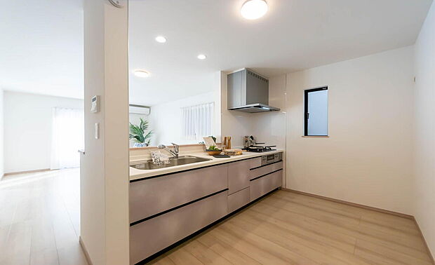 【キッチン】「全体を見渡せる安心感」
家族の会話が弾む奥様に人気の高いオープンカウンターキッチン、料理しながらお子様の様子の確認ができ移動しやすい広いキッチンスペースは奥様にとって安心感の高い住まい
