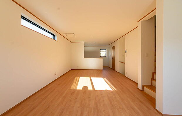 【リビング】「家族が大好きなリビング」
みんなが集まる広いリビング。みんなが大好きなリビングで家族団らん。
みんなが集まるからこそ、一層の開放感を手にする素敵な住まい。
