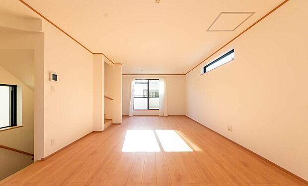 【リビング】「上質な空間を」
開放感と日当たりの良さに恵まれたリビング空間。
上質な光は身体だけでなく心も温めてくれる。
圧迫感のない空間を是非、ご堪能下さい。
