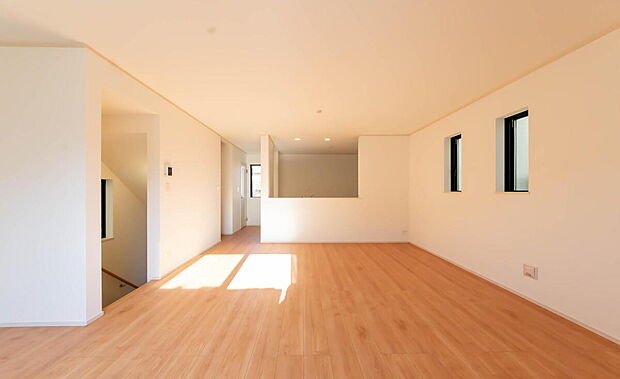 【リビング】「家族が大好きなリビング」
みんなが集まる広いリビング。みんなが大好きなリビングで家族団らん。
みんなが集まるからこそ、一層の開放感を手にする素敵な住まい。
