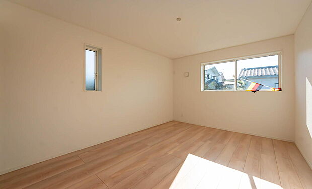 【洋室】「陽の恵み」
爽やかな陽ざしを感じられる日当たりの良い洋室
早起き爽やか、元気な一日に大切な陽の恵み