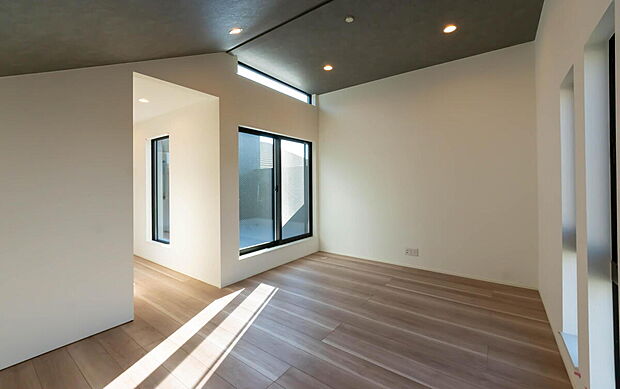 【リビング】「家族が大好きなリビング」
みんなが集まる広いリビング。みんなが大好きなリビングで家族団らん。
みんなが集まるからこそ、一層の開放感を手にする素敵な住まい。