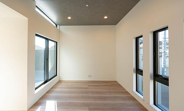 【リビング】心地よい風が通り抜ける開放的なLDK。明るく清潔感あふれる空間で、心地よい毎日をお過ごしください。