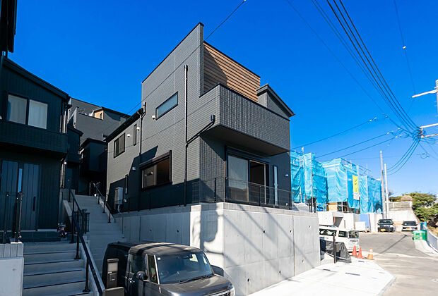 【外観】「街並みに溶け込むシンプルなデザイン」
飽きのこないシンプルなデザイン。
一生のマイホームだからずっとここで暮らしたい。
家族の人生とともにあるマイホーム。