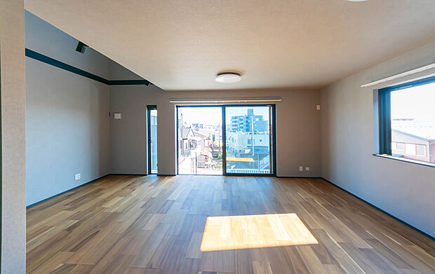 【リビング】「家族が大好きなリビング」
みんなが集まる広いリビング。みんなが大好きなリビングで家族団らん。
みんなが集まるからこそ、一層の開放感を手にする素敵な住まい。