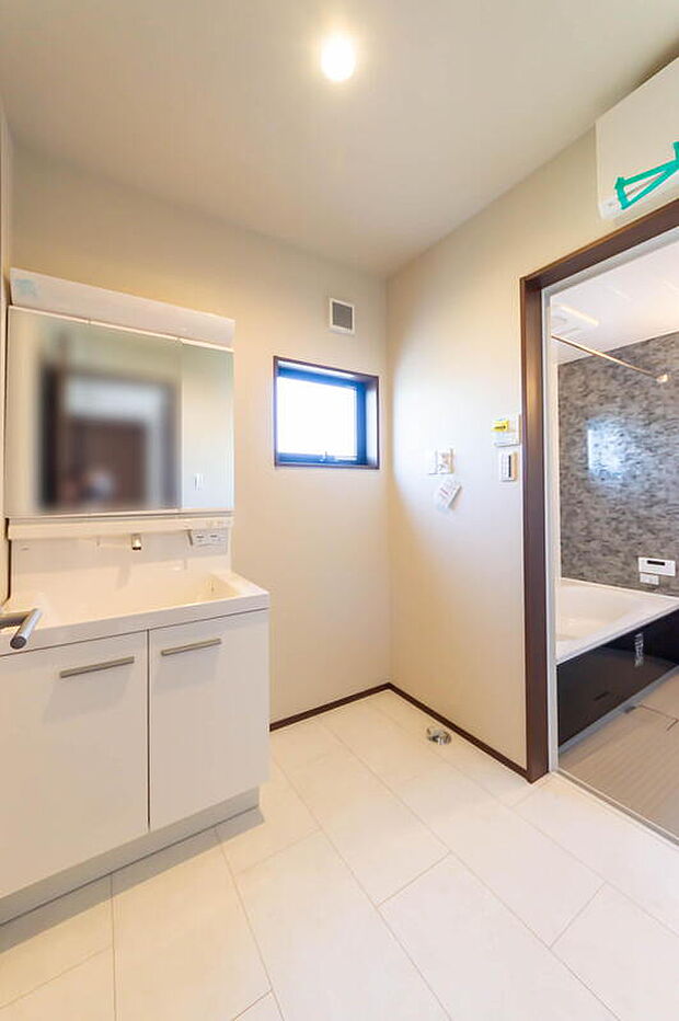 【洗面】清潔感あふれるスタイリッシュな洗面空間。三面鏡裏の収納やゆとりある足元スペースなど、忙しい朝の準備を快適にサポート。