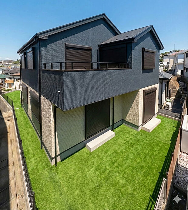 【外観】「威風堂々とした素敵な佇まい」
どの角度が眺めても、所有感が満たされる理想的で素敵な住まい
（注）人工芝はCGで、イメージ画像です。実際には付いておりません。