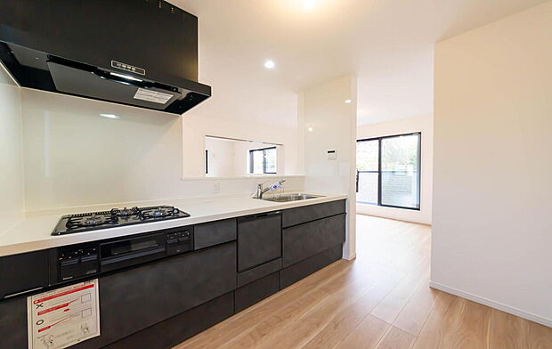 【キッチン】「広々ワイドサイズなシステムキッチン」
せっかくのお料理空間。毎日の事だから広々システムキッチン。