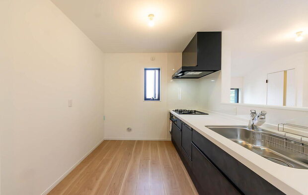 【キッチン】「広々ワイドサイズなシステムキッチン」
せっかくのお料理空間。毎日の事だから広々システムキッチン。