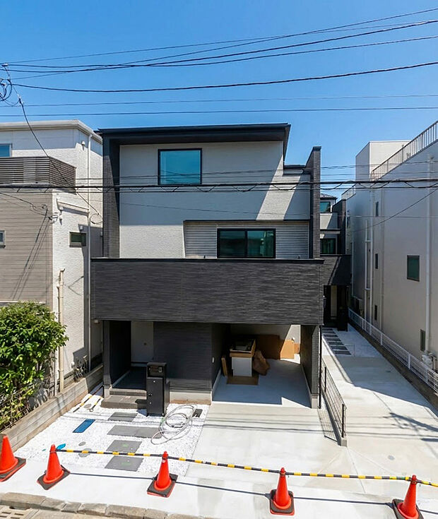 【外観】「群を抜いた満足感」
どの角度が眺めても、所有感が満たされる理想的で素敵な住まい
一生ものだから、「パッと見」こそが全て「第一印象で決まる」素敵なマイホーム。