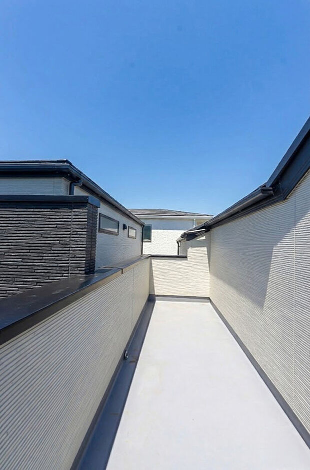 【バルコニー】「清々しいバルコニー」
広々としたバルコニーは陽当たりはもちろん、解放感や眺望も楽しめます。
碧空を満喫し心が透きとおる。癒される心地よい空間。