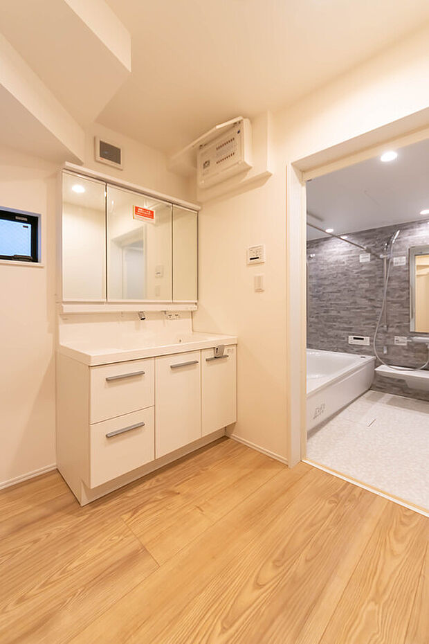 【洗面】1日の始まりや入浴前に必ず入る空間だからこそ、清潔感や広さが重要になる。三面鏡、収納豊富な洗面化粧台。