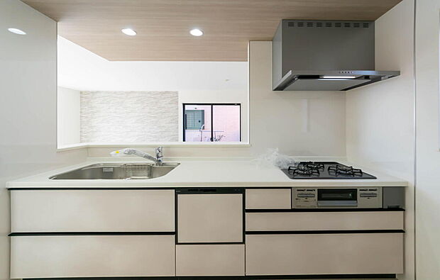 【キッチン】「全体を見渡せる安心感」
家族の会話が弾む奥様に人気の高いオープンカウンターキッチン、料理しながらお子様の様子の確認ができ移動しやすい広いキッチンスペースは奥様にとって安心感の高い住まい