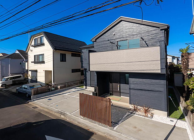 【外観】「街並みに溶け込むシンプルなデザイン」
飽きのこないシンプルなデザイン。
一生のマイホームだからずっとここで暮らしたい。
家族の人生とともにあるマイホーム。