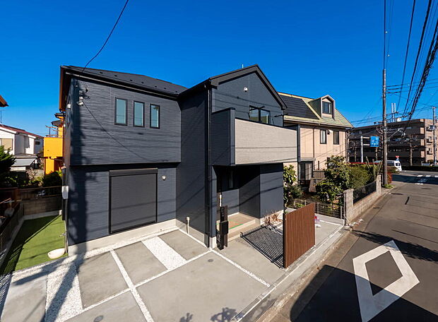 【外観】「群を抜いた満足感」
どの角度が眺めても、所有感が満たされる理想的で素敵な住まい
一生ものだから、「パッと見」こそが全て「第一印象で決まる」素敵なマイホーム。カースペース3台駐車可能