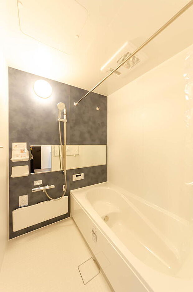 【浴室】清潔感あふれる広々としたバスルーム。浴室乾燥機やワイドミラーを備え、日々のバスタイムをリラックス空間へと変えます。