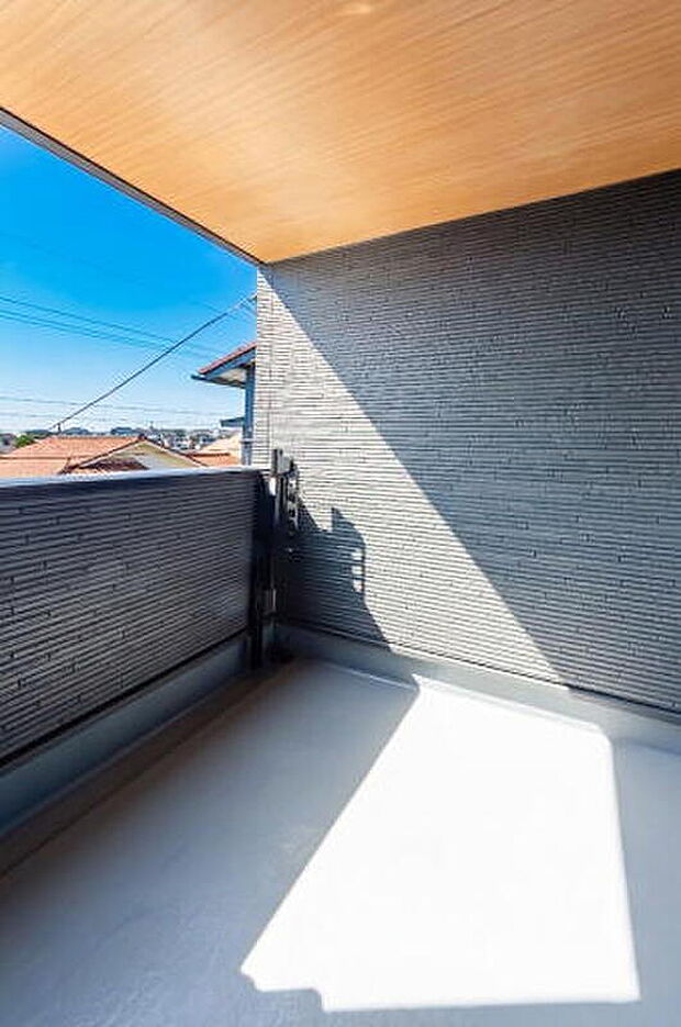 【バルコニー】「明るいバルコニー」
陽だまりのバルコニーで洗濯物もふかふか。家族の笑顔が広がる、心地よい暮らしが待っています。