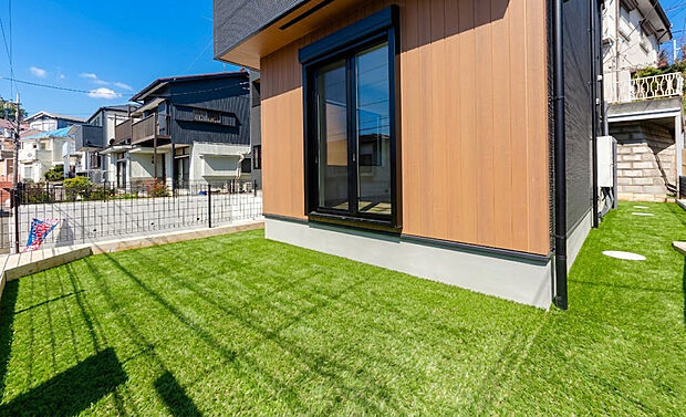 【お庭】「憧れのガーデンライフ」
碧空とガーデンライフが可能な日々の暮らしを豊かに彩ります。
(注)人工芝はCGで、イメージ画像です。実際には付いておりません。