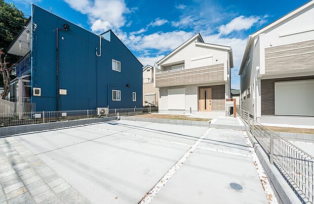 ☆☆夢と憧れの駐車場2台☆☆
通勤用、自家用車用、お客様用など駐車場2台分は憧れ。
一戸建てだからこそ実現可能な車庫2台。
当然維持費は掛かりません。
家計にも優しいマイホームのカースペース♪