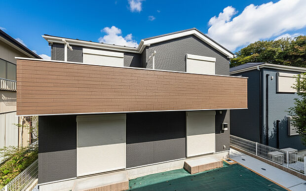 「誇りを感じる美しい外観」
長閑な町並み、清々しく心地よい一日をスタート。
美しい碧空とガーデンライフが可能な日々の暮らしを豊かに彩ります。