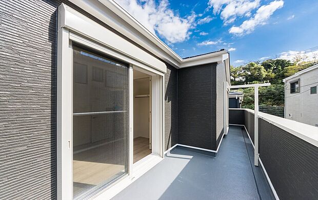 「広い使いやすいバルコニー」
陽ざしがたっぷり降り注ぐ、広々としたバルコニー付き住まい。