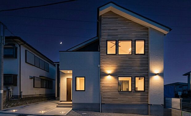 ☆☆惚れ惚れする我が家に☆☆
スタイリッシュで格好良い住まい。昼も夜も素敵な家。
(画像の一部にAIによる加工を施しているため実際と異なる場合ございます)