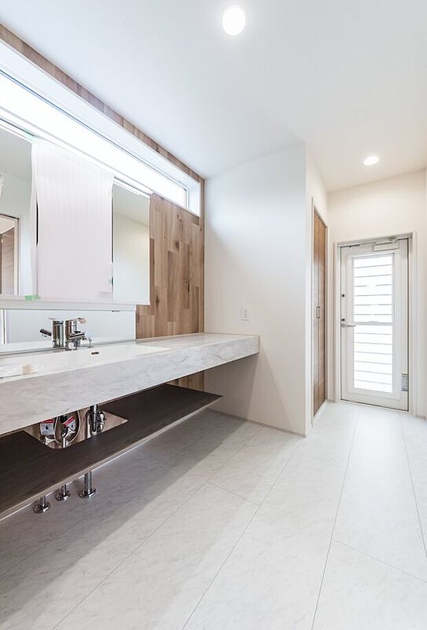 【洗面化粧台】☆☆サニタリールーム☆☆
広さと清潔感がサニタリールームの大切な条件。
だからこそシンプルで飽きのこないデザインの化粧台。