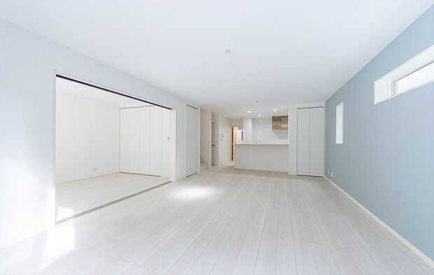 【リビング】「明るく素敵な空間に」
心地よい風が通り抜ける開放的なLDK。明るく清潔感あふれる空間で、心地よい毎日をお過ごしください。