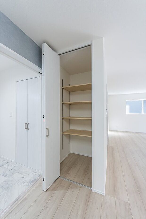 【収納】「リビング収納」
キッチン横にありますのでパントリーとしてもご活用可能です。