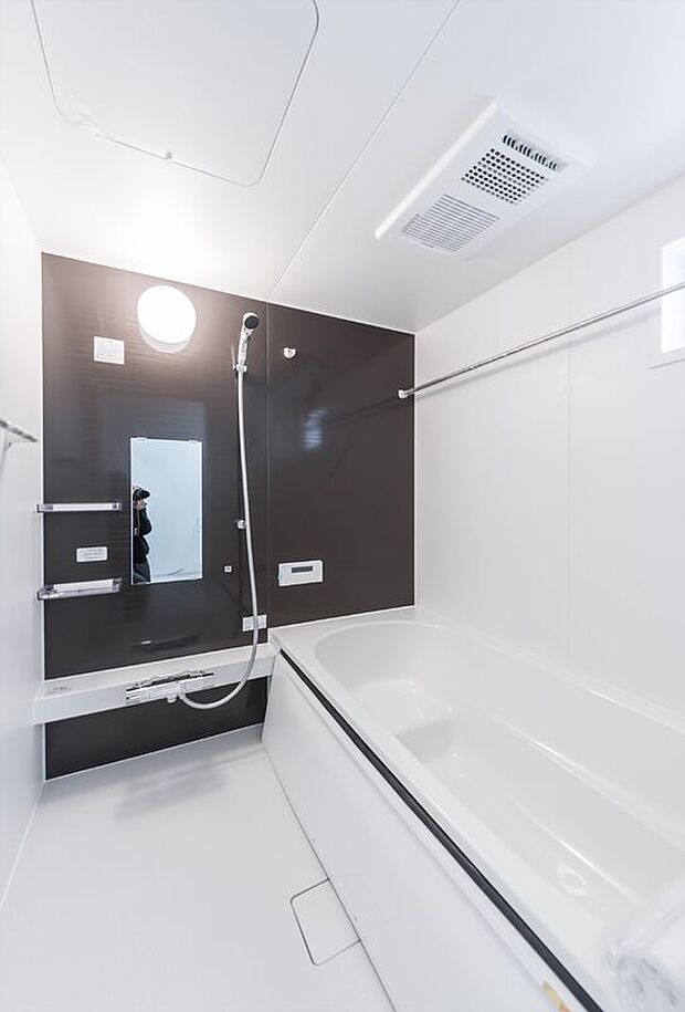 【バスルーム】☆☆バスルーム☆☆
広々バスルーム。お子様との触れ合いの場所としても大切な空間。
一日の疲れを癒す広々バスルームです。