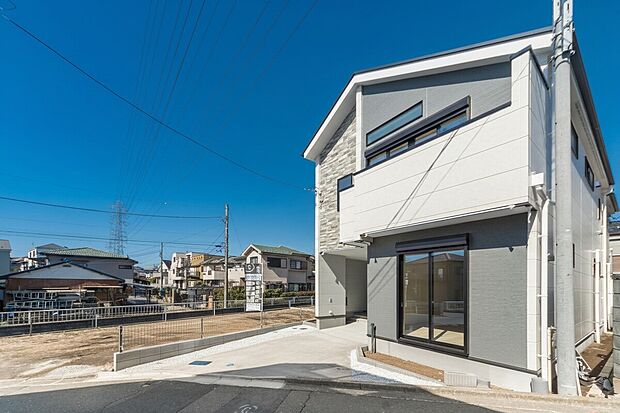 【外観】☆☆惚れ惚れする我が家に☆☆
スタイリッシュで格好良い住まい。昼も夜も素敵な家。
(画像の一部にAIによる加工を施しているため実際と異なる場合ございます)