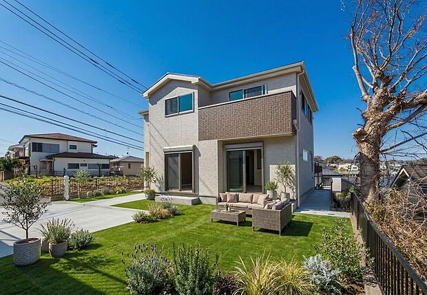 【外観】「マイホームの喜びを感じる」
スタイリッシュなデザインに心満たされる憧れの家。
(画像の一部AIによる画像処理をしているイメージ画像です。人工芝や植栽などは実際は有りません)