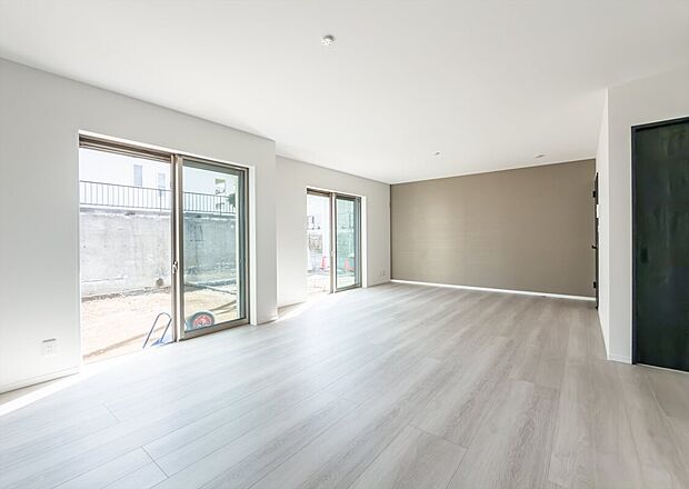 【リビング】「プライベート感を愉しむリビング空間」
開放感の良さに恵まれた爽快なリビング空間。
誰にも邪魔されないプライベート感を感じるリビング。