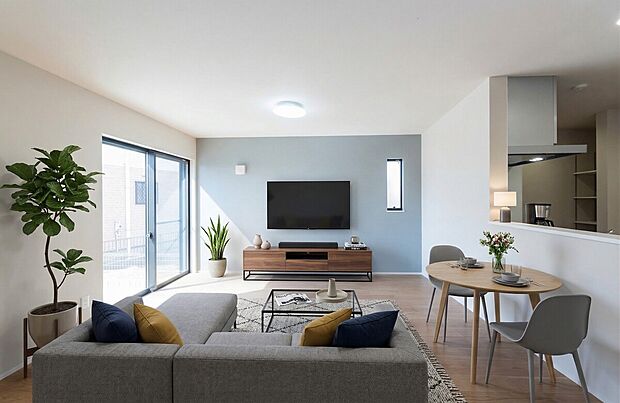 【リビング】「上質な空間を」
開放感と日当たりの良さに恵まれたリビング空間。
（本画像はCGにて家具を配置しております。実際に家具はおかれておりません。）