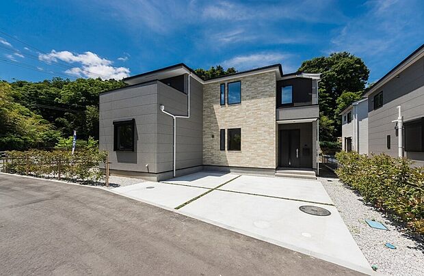 【現地外観】【開放感＋日当たりの良さ】
家に入らなくても分かる日当たりの良さ。開放感の良さ。
美しい碧空とグリーンビューが心地の良い住まい。