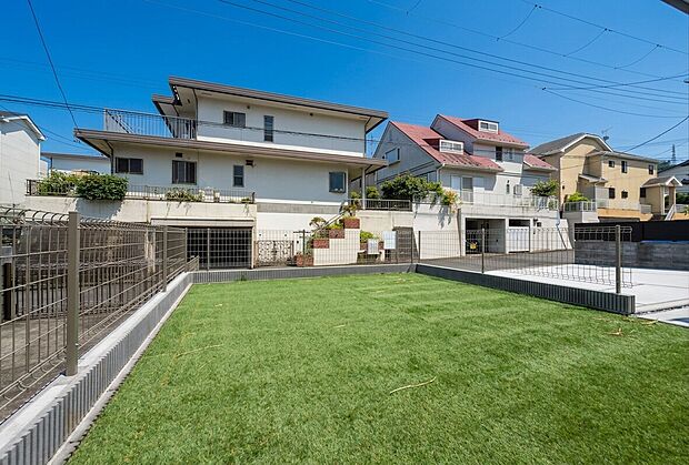【庭】「憧れのガーデンライフ」
碧空とガーデンライフが可能な住まい。
明るく素敵なお庭。日々の暮らしを豊かに彩ります。