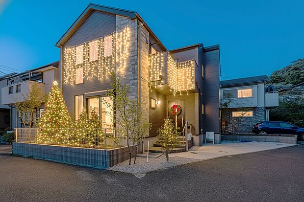 一目惚れ必至の堂々たる佇まい。第一印象で心を掴む理想の邸宅は、まさに生涯の宝となる住まいです。その圧倒的な存在感を、ぜひ一度ご自身の目で確かめてください（※画像はCG装飾を含みます）。