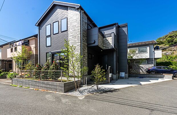 一目惚れ必至の堂々たる佇まい。第一印象で心を掴む理想の邸宅は、まさに生涯の宝となる住まいです。その圧倒的な存在感を、ぜひ一度ご自身の目で確かめてください