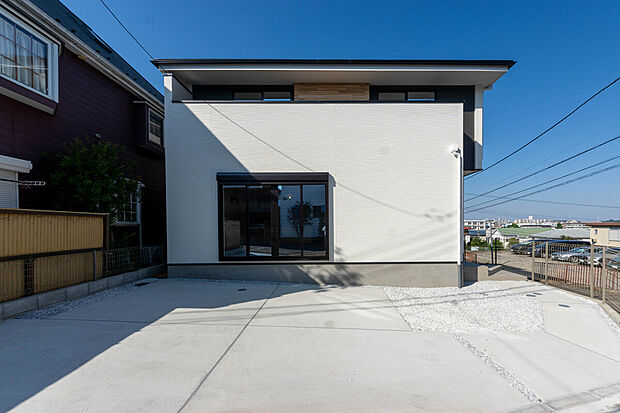 一目惚れ必至の堂々たる佇まい。第一印象で心を掴む理想の邸宅は、まさに生涯の宝となる住まいです。その圧倒的な存在感を、ぜひ一度ご自身の目で確かめてください（※画像はCG装飾を含みます）。