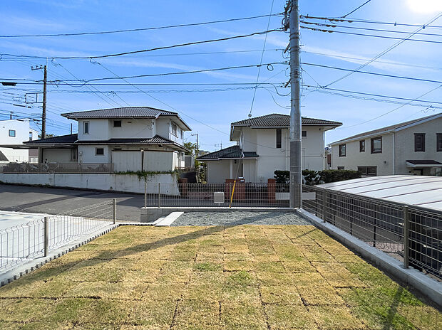 お子様が裸足で駆けまわる喜びを。柔らかな芝生と青空が広がるお庭は、家族の笑顔が弾ける特等席。安全な環境で健やかな成長を見守れます。