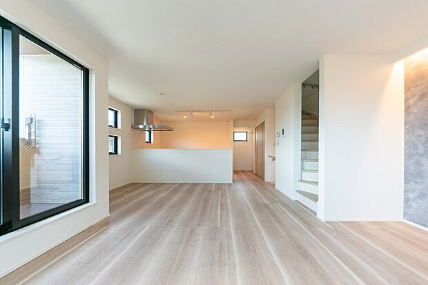 【リビング】明るい光が家族を優しく包み込むリビング。ここにいるだけで心が晴れるような、心地よい空間が広がります。 