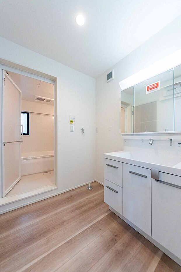 【洗面室】ワイドな洗面台と豊富な収納力。家族みんなの「使いやすい！」をカタチにした、理想の洗面空間です。