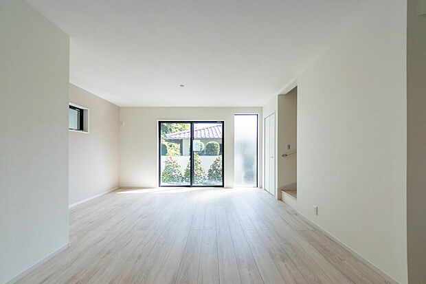 【リビング】家族の時間を豊かに彩る、開放的な大空間リビング。明るい陽射しが心地よく、自然と笑顔が溢れます。お子様の成長に合わせて、レイアウトも自由自在。家族みんなが快適に過ごせる空間です。