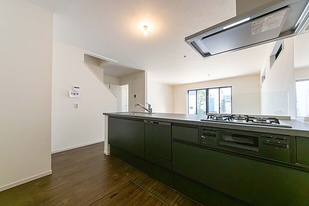 【キッチン】収納豊富なキッチンで、いつもスッキリ。子育て世代に嬉しい、機能美が光る住空間です。