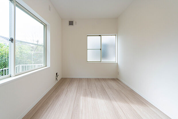 【寝室】二面採光で明るい光が満ちる洋室。お子様の健やかな成長を、この部屋があたたかく見守ります。