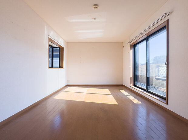 【寝室】たっぷり降り注ぐ陽光が、朝を優しく彩ります。温かな日差しに包まれ、お子様も健やかに成長。明るい未来を育む、心地よいプライベートルームです。