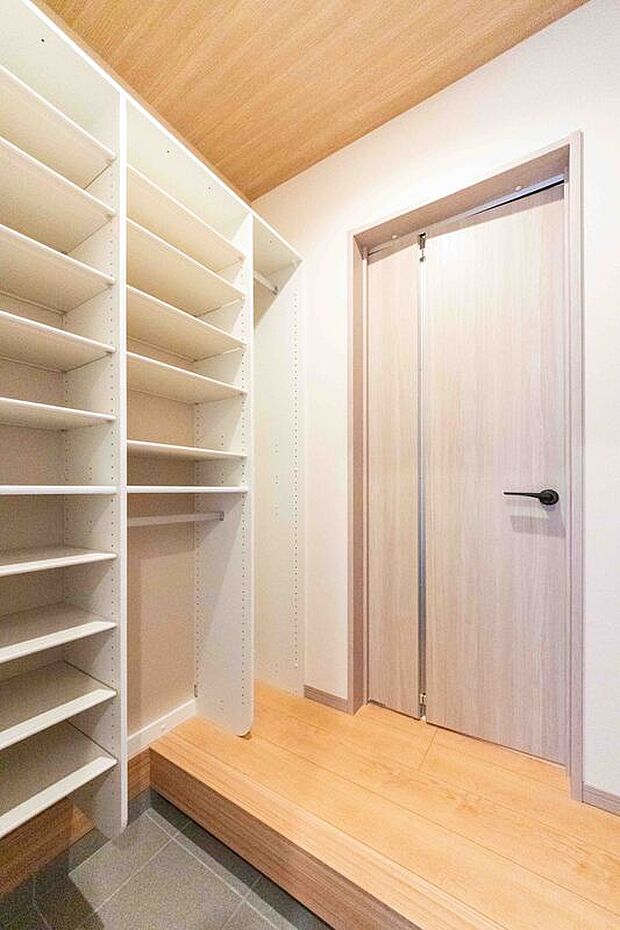 【玄関】「シューズクローク付き」
「玄関に靴がいっぱいで、出入りしにくい」こんなお悩みを解決するのが、「シューズクローク」です。