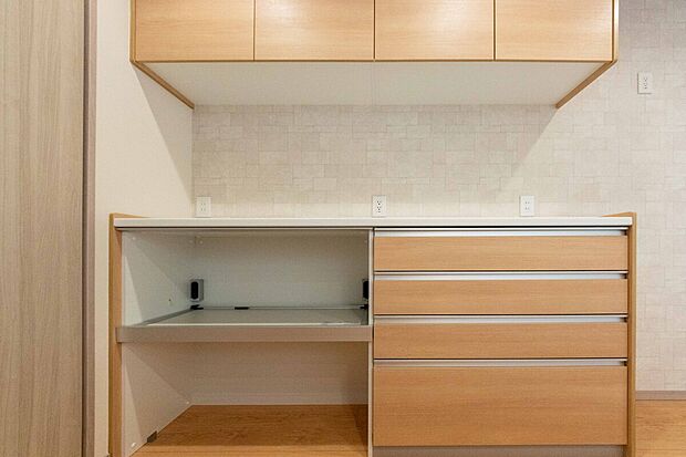 【キッチンカップボード】カップボード付き
奥様の聖地としてキッチンにカップボードを設置。
キッチンとの色合いや質感など統一感があり収納量も豊富で心強い収納。